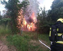 Rozsáhlý požár zničil chatku v Malenovicích. Zbylo z ní jen torzo