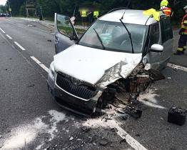 Hlavní silniční tah na Slovensko uzavřela nehoda tří osobních vozidel. Viník z místa utekl