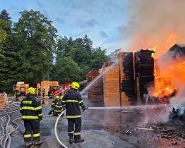 Rozsáhlý požár pily ve Velkých Karlovicích: 18 jednotek hasičů, dva zranění, škody v řádu stovek milionů korun