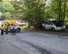 Auto se nekontrolovaně rozjelo z kopce ve chvíli, kdy žena poutala dítě do autosedačky