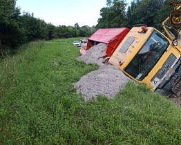 Čtvrteční nehody ve Zlínském kraji: havarovaný náklaďák, převrácená multikára nebo pád stromu na autobus plný dětí