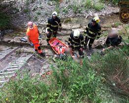 Cyklistka se zřítila ze skalnatého srázu do koryta řeky. Její záchrana byla náročná