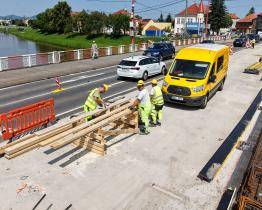 Opravy mostu v Uherském Hradišti se v červenci přesunou na druhou polovinu