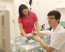 Včasný screening pomohl odhalit problémy u desítek novorozenců