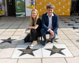 Na zlínském Chodníku slávy zazářily hvězdy Lindy Rybové a Saši Rašilova