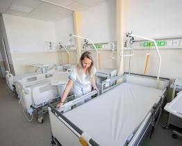 Interna KNTB má za sebou 1. etapu modernizace. Pokoje mají vlastní sociálky i klimatizaci