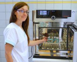 Nový pomocník na valašskomeziříčské patologii: Moderní sušárna skla zrychluje laboratorní provoz