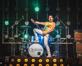 Slovácké léto odpálí show kapely Queenie. Premiéru budou mít šipky