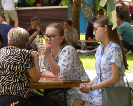 Stánky s vínem, jídlem i oblečením lákaly na procházku parkem