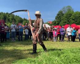 V Semetíně se soutěžilo v sečení kosú, vítězem klání se stal domácí borec