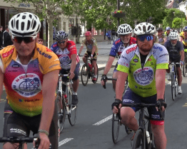 Cyklojízda Na kole dětem zavedla do města přes dvě stě cyklistů