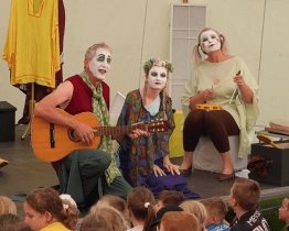 Jako dárek k svátku dostaly děti divadelní představení