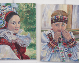 Krása přírody a kroje Slovácka rozzářily foyer Domu kultury