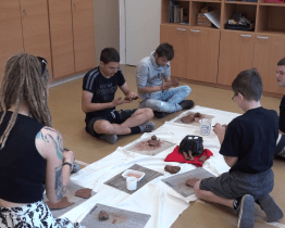 Žáci se ve výtvarné výchově učí vyjádřit pocity a myšlenky metodou artefiletiky