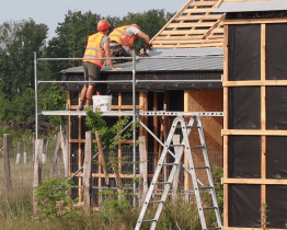 V dětském městečku už vyrostly první dřevěné chatky