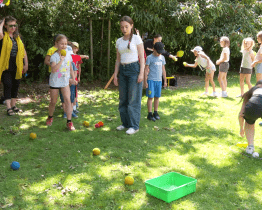 Na zahradě MŠ Olšava slavily děti ze školky společně se školáky svůj odložený svátek