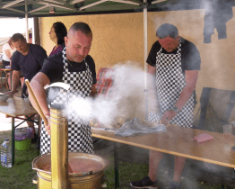 Motorkáři v Ořechově opět vařili guláše. O vítězství se utkalo 10 týmů