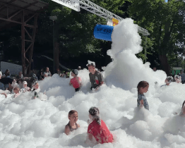 Vyvrcholení dětského dne ve Bzenci byl tanec v pěně