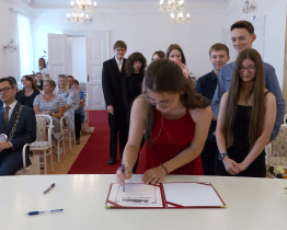 Žáci 9. tříd a studenti víceletého gymnázia převzali od vedení města ocenění 