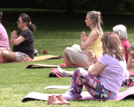 Park u polikliniky v Otrokovicích obsadily jogínky