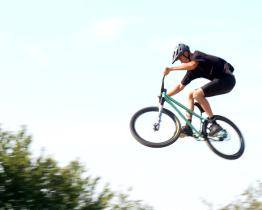 Na dráze žlutavského Dirt parku Yellow Hills létali bikeři nad rampami