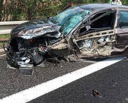 Střet dodávky s osobákem uzavřel silnici E50 u Kunovic. Na Zlínsku narazil řidič do stromu