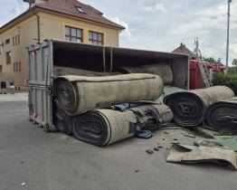 Úterní dopravní nehody: Srážka tří vozidel na E50, zraněný motorkář u Žeranovic a převrácený náklaďák v Kudlovicích