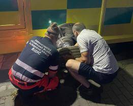 I záchranáři potřebují někdy zachránit. U sanitky s defektem zastavil řidič a nabídl nezištnou pomoc