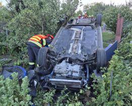 Opilý řidič boural v Polešovicích. Auto skončilo převrácené v zahradě rodinného domu