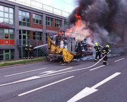 Požár přívěsu nákladního automobilu ve Zlíně komplikoval provoz v dopravní špičce