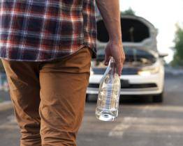 Namol opilý řidič nezvládl projet kruhovým objezdem. S policisty vesele komunikoval