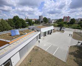 Nové garáže, zázemí i sklady. Přístavba výjezdové základny záchranné služby v Uherském Hradišti je hotová