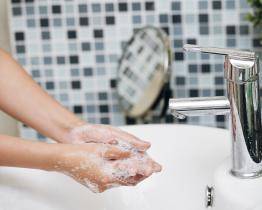 Mytí rukou podle odborníků často podceňujeme. Děláte to správně?