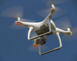 Nový dron odhalí černé skládky a pomůže při povodních v regionu