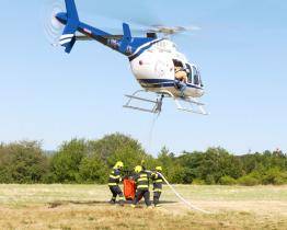 Dobrovolní hasiči cvičili plnění závěsného bambivaku pod vrtulníkem