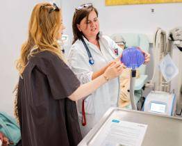 Korunka darovala zlínské onkologii 100 tisíc korun. Za peníze se pořídily další chladicí čepice