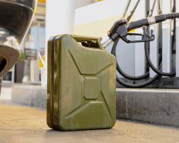 Kriminalisté dopadli zloděje nafty. Čtveřice mužů odčerpávala palivo ze zaparkovaných strojů a náklaďáků