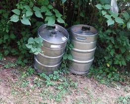 Recidivista kradl ve Zlíně prázdné sudy. Prozradila ho hlasitá rána