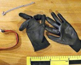 „Jel jsem jen okolo,“ tvrdil po vloupání zloděj v lékařské roušce