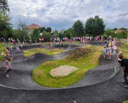V Boršicích mají novou pumptrackovou dráhu. Klopené zatáčky ocení děti i zkušení jezdci