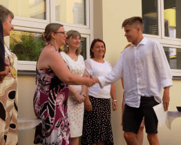 S deváťáky se v Ostrožské Nové Vsi rozloučily učitelky i prvňáčci