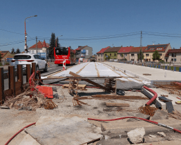 V pondělí začne dopravní omezení na Svatojiřském nábřeží