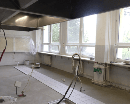 Strávníci ZŠ Trávníky si po prázdninách užijí novou a bezpečnější kuchyň