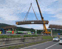 Oblouková lávka na Bobrkách šla po 15 letech k zemi