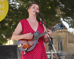 Strážnicí zněly folkové i lidové písně v podání Lucie Redlové