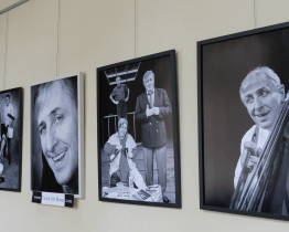 Chodby zlínské radnice zdobí „Fešák Karel“