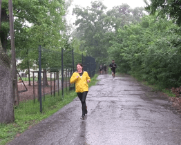 Účastníky Běhu pro tygry neodradila od sportovního výkonu ani průtrž mračen