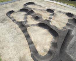 Výstavba nového pumptracku ve Starém Městě finišuje