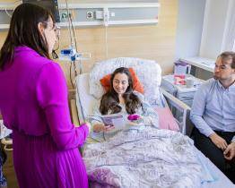 Nedoklubko věnuje maminkám ve zlínské porodnici kojicí podprsenky za 250 tisíc korun