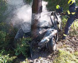 Po nárazu do stromu začal vůz hořet. Vážně zraněnému řidiči pomáhali kolemjedoucí